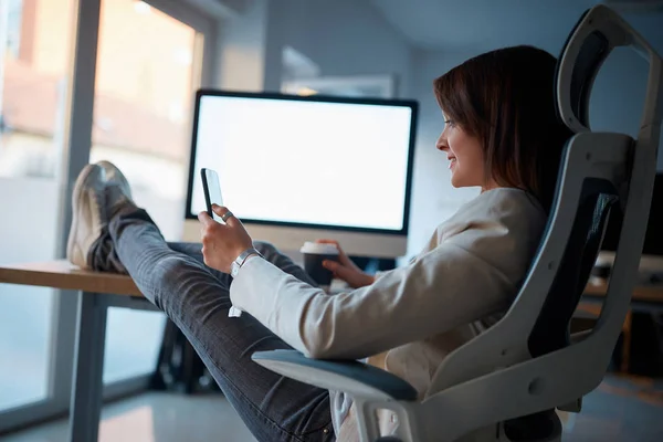 Junge Kreative Grafikdesignerin Die Arbeitsplatz Büro Sitzt Und Das Handy — Stockfoto