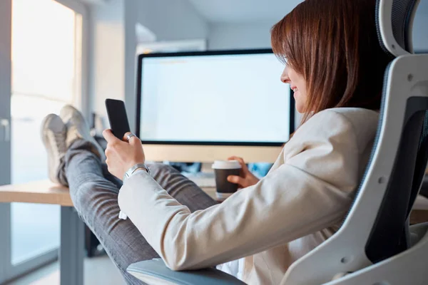 Молода Бізнес Леді Сидячи Використовуючи Мобільний Телефон Робочому Місці Офісі — стокове фото