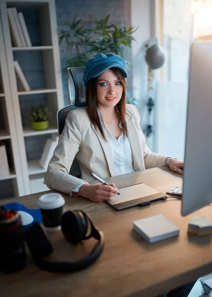 Başarılı Rahat Kadın Kariyer Çalışma Ofisinde Geç Bilgisayarda Ayrılmıştır — Stok fotoğraf