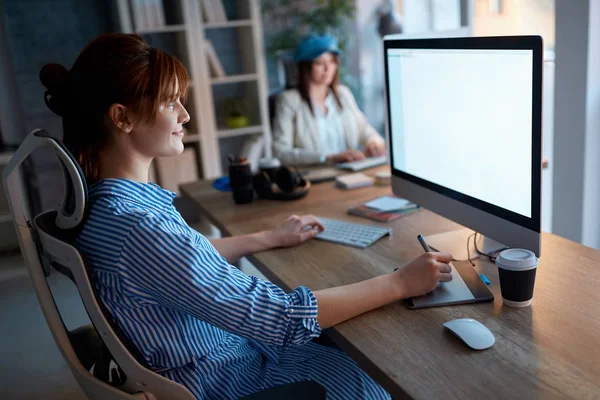 デザイナーのチームワーク 本社のコンピューターに遅く取り組む笑顔の女性 — ストック写真