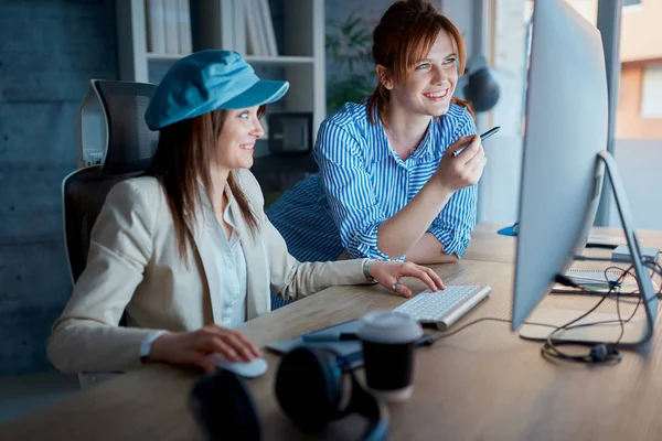 Mujeres Negocios Discutiendo Oficina Diseñadores Trabajando Horas Extras Proyecto Estudio —  Fotos de Stock