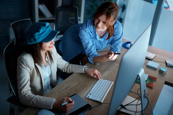 Une Équipe Heureuse Jeunes Employés Discute Projet Fait Des Heures — Photo