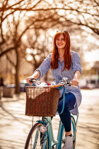 在公园骑自行车的美丽的微笑的妇女 — 图库照片