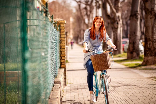 微笑的年轻妇女的画像在自行车享受时间 — 图库照片