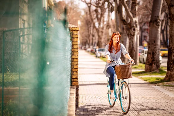 Chica Sonriente Disfrutando Del Tiempo Bicicleta Durante Día Primavera Ciudad —  Fotos de Stock