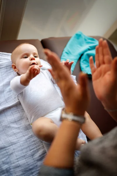 Bambino Cercando Madre Applausi Mani — Foto Stock