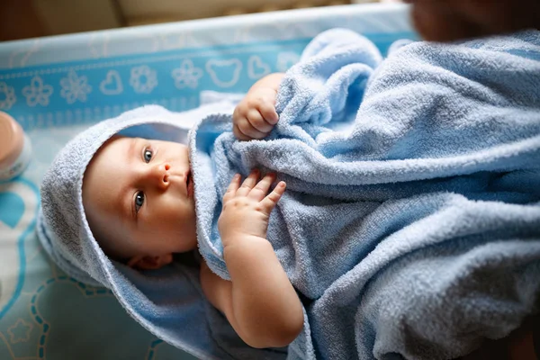 Bebé Después Bañarse Vestido Con Albornoz — Foto de Stock