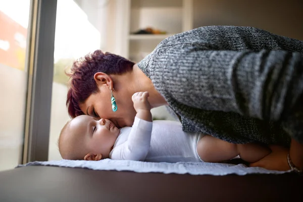 Moeder Kussen Van Zijn Zoontje — Stockfoto