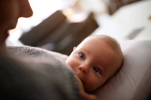 Lindo Bebé Amamantando —  Fotos de Stock