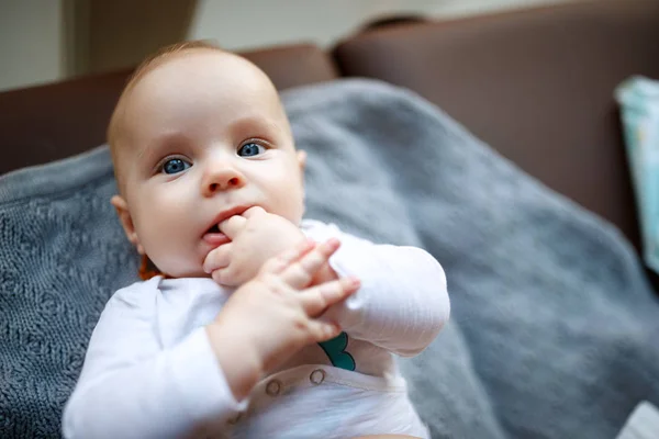 Lindo Bebé Con Dedos Boca —  Fotos de Stock