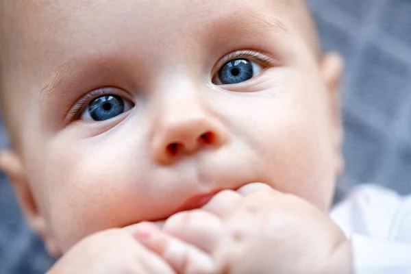 Close Van Mooie Babyjongen Met Blauwe Ogen — Stockfoto