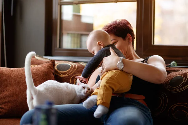 Niño Pequeño Con Mamá Jugando Con Gato Casa — Foto de Stock