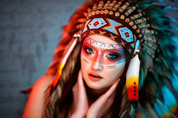 女性印第安美国妇女与五颜六色的头饰 — 图库照片