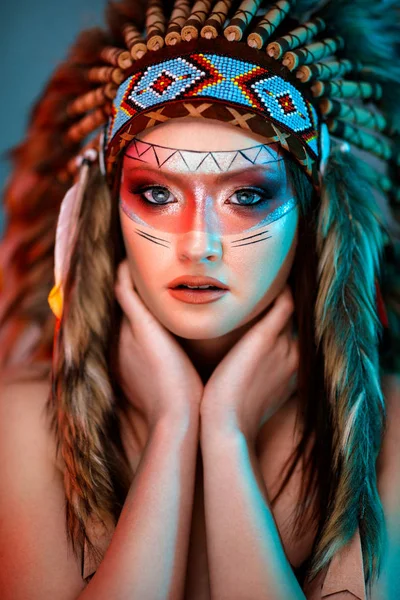 印第安美国女性的肖像与礼仪羽毛帽子 — 图库照片