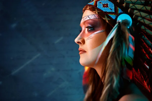 Profil Einer Indianerin Mit Farbenfroher Kopfbedeckung — Stockfoto