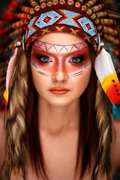 Inhemska Indiska Amerikanska Huvudbonad Och Ansikte Färg — Stockfoto