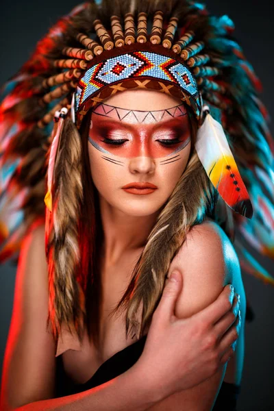 Joven Hembra India Americana Femenina Con Sombrero Plumas Colorido — Foto de Stock