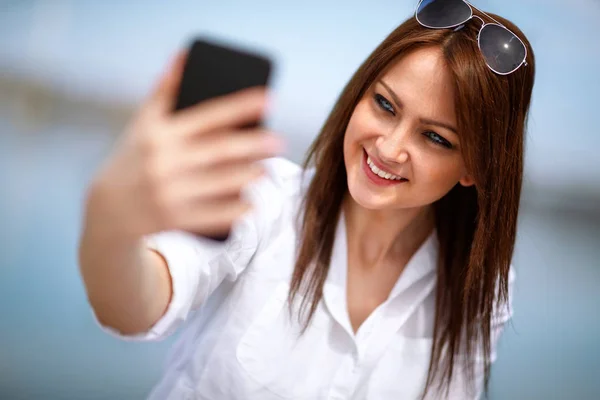 Chica Sonriente Haciendo Autorretrato — Foto de Stock