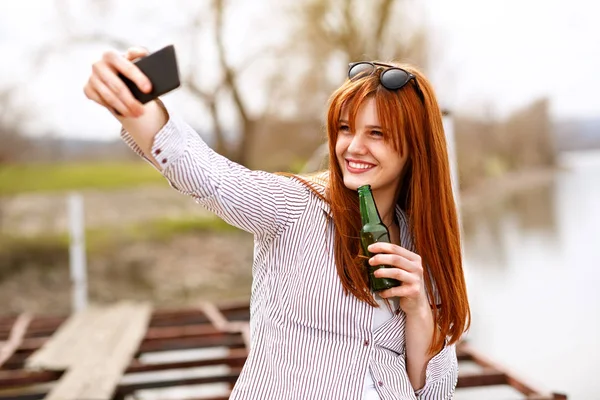 Mujer Naturaleza Con Botella Mano Haciendo Selfie — Foto de Stock
