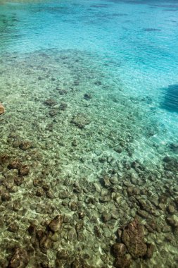 Şeffaf deniz suyu doğada 