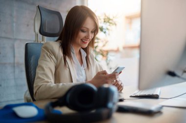 Web Tasarımcısı - genç kullanma için hareket eden fon üzerinde çalışan kadın