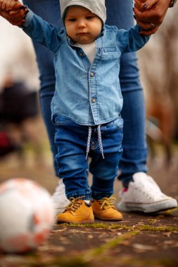 Küçük şirin çocuk yaz Park'taki ilk adımları