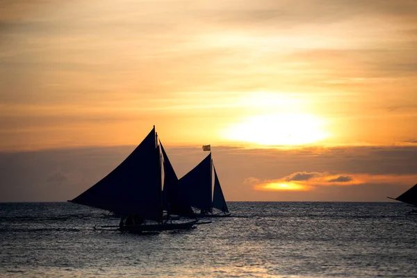 Yelkenli tekne siluet okyanus zemin üzerine  