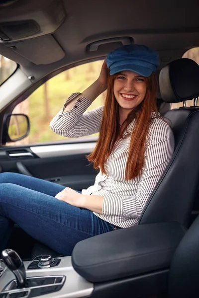 Sorrindo Jovem Mulher Carro Desfrutando Viagem Carro Divertindo — Fotografia de Stock