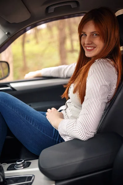 Retrato Una Hermosa Mujer Que Está Disfrutando Viaje Por Carretera — Foto de Stock