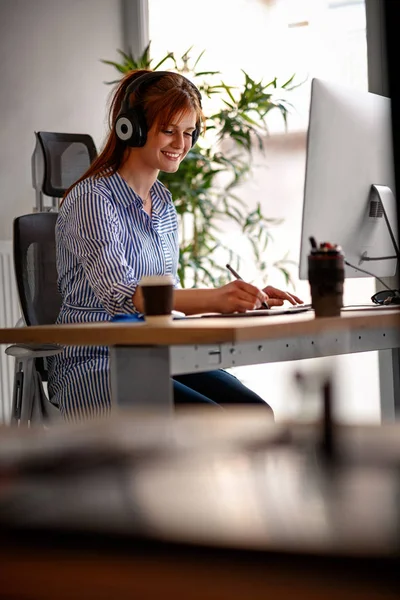 Grafik tablet vasıl belgili tanımlık yazıhane mutlu grafik tasarımcı çalışma ve müzik