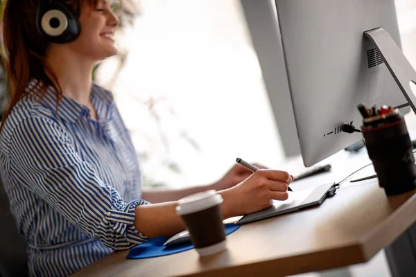 Grafisk Formgivare Jobbet Kreativ Grafisk Formgivare Arbetar Från Kontor — Stockfoto