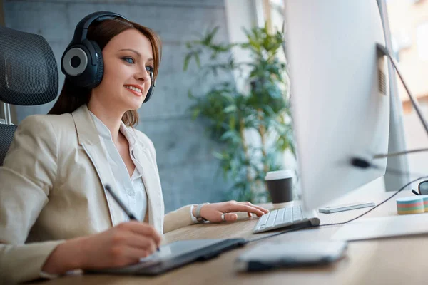 Casual Designer Donna Indossando Cuffie Lavorando Nel Design Studi — Foto Stock