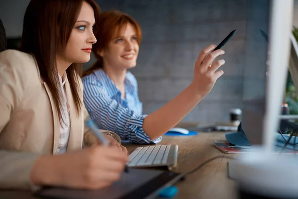 Grafikdesignerin Teamwork Lächelnde Geschäftsfrau Arbeitet Nebenbei Computer — Stockfoto