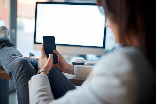 Ung Kreativ Designer Kvinna Sitter Och Använder Mobiltelefon Arbetsplatsen Office — Stockfoto