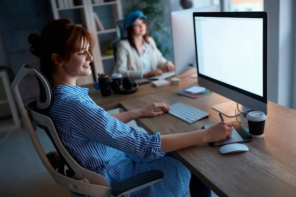 Equipo Creativo Trabajando Horas Extras Oficina Mujeres Sonrientes Diseñadores Trabajando — Foto de Stock