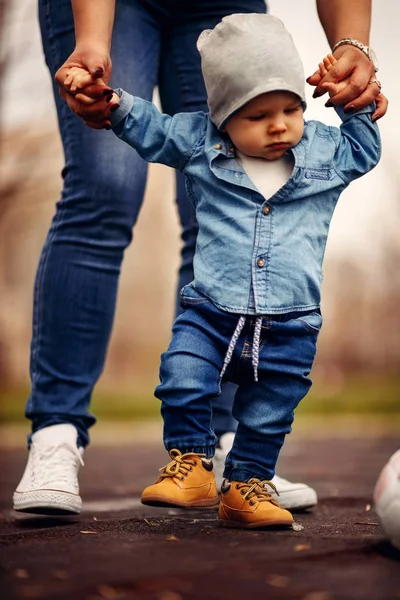 Mutter Hilft Ihrem Kleinen Jungen Bei Seinen Ersten Schritten — Stockfoto