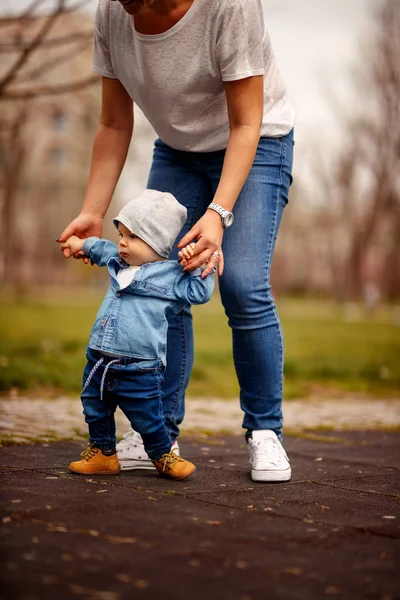 Mamma Insegna Primi Passi Suo Figlio Carino Nel Parco — Foto Stock