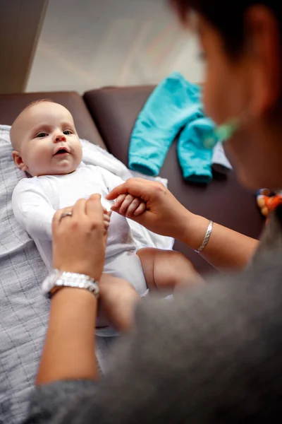 Mère Jouant Avec Son Mignon Bébé Fils Couché Sur Lit — Photo