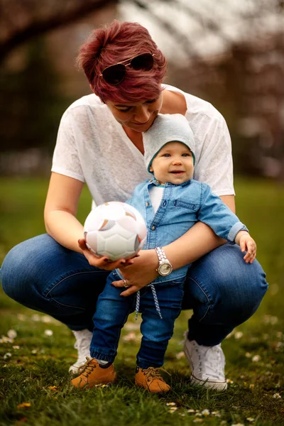 Szczęśliwa Rodzina Zabawy Parku Uśmiechnięte Matki Jej Synka Odgrywa Piłkę — Zdjęcie stockowe