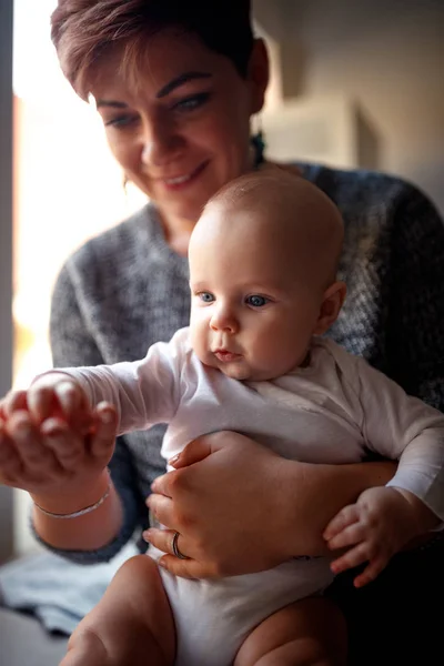 High Five Mom Jovem Mulher Brincando Com Seu Filho Criança — Fotografia de Stock