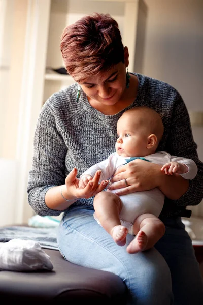 Toddler Chłopiec Jego Uśmiechający Się Matka Grając Klaskanie Ręce — Zdjęcie stockowe