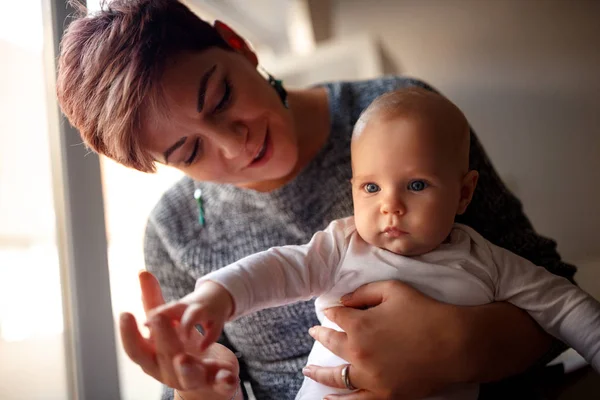 Mãe Feliz Segurando Abraçando Seu Bebê Bonito Criança Aplaude Suas — Fotografia de Stock