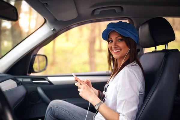 Voyager Voiture Femme Souriante Profiter Sur Route Écoute Musique — Photo