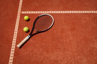 Tenis top ve raket kırmızı cüruf kortta yakın çekim