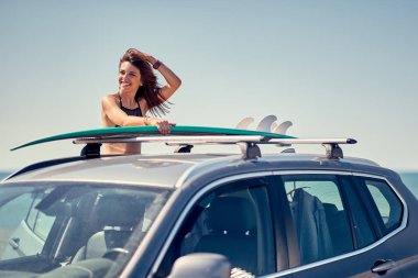 Yaz tatil yol gezisi tatil-portresi genç sörfçü kız plajda sörf için hazırlanıyor