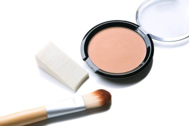 toz makyaj sünger ile üzerine beyaz izole