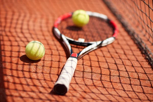 Tennisracket Och Bollar Röd Lera — Stockfoto