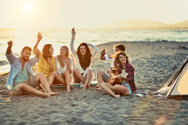 Grupp Unga Leende Vänner Med Gitarr Stranden Vänner Avkopplande Sand — Stockfoto