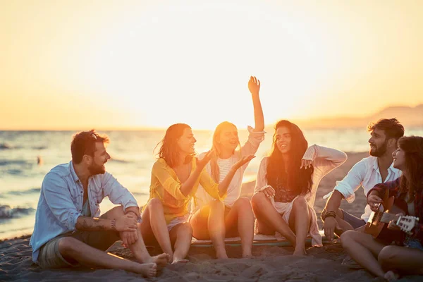 Grupp Vänner Som Har Fantastisk Tid Tillsammans Stranden — Stockfoto