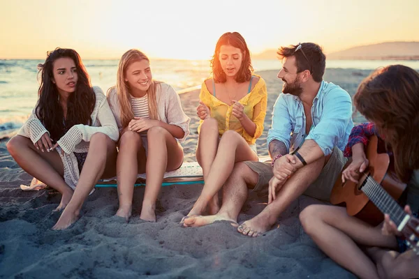 Grupo Jovens Amigos Divertindo Juntos Praia — Fotografia de Stock